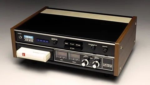 Vintage-Kassettendeck mit eingelegter Kassette und analogen Bedienelementen
