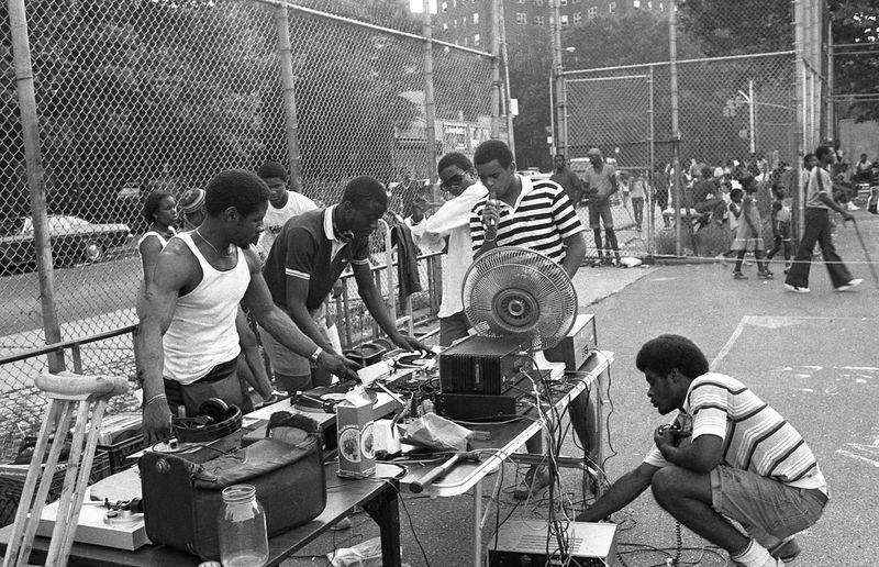 Musiker und Technik an einem DJ-Tisch bei einer Bronx-Blockparty