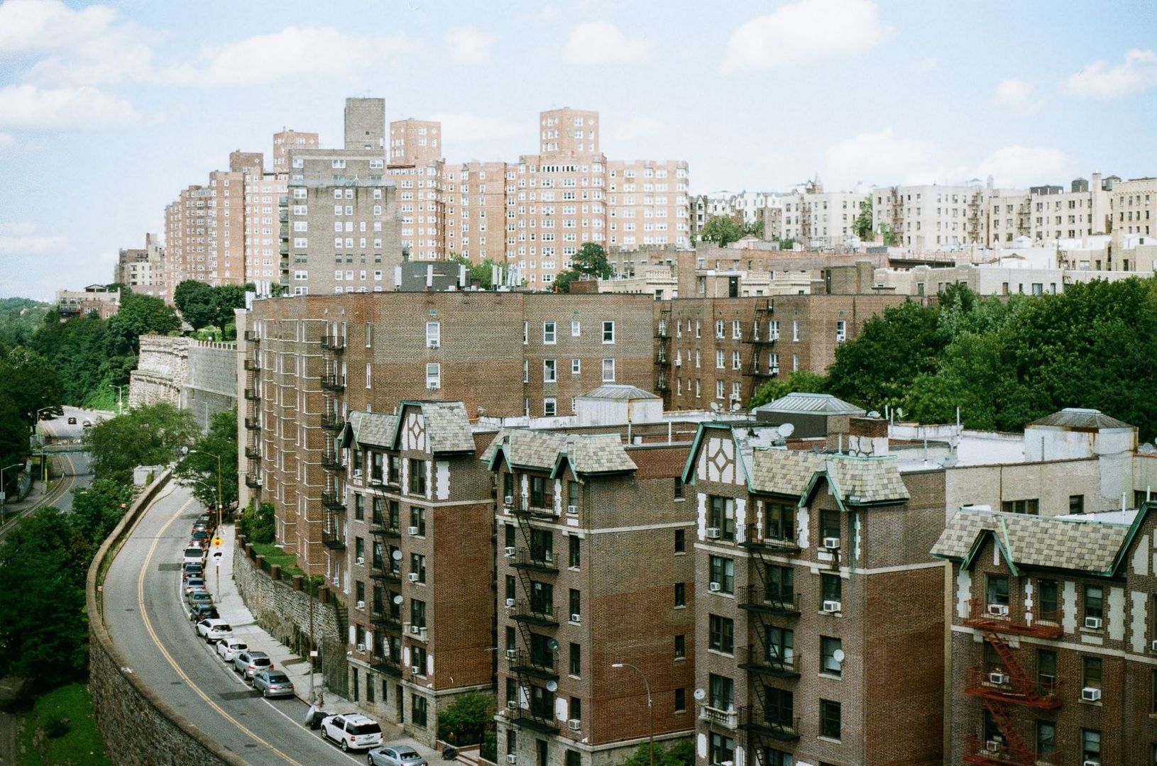 Stadtansicht der Bronx mit dicht bebauten Wohnhäusern und einer kurvigen Straße
